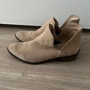 Women’s 6 booties